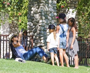 Jessica Alba Friday Park Day With The Girls Celeb Baby Laundry jessica-alba-friday-park-day-with-the-girls-celeb-baby-laundry