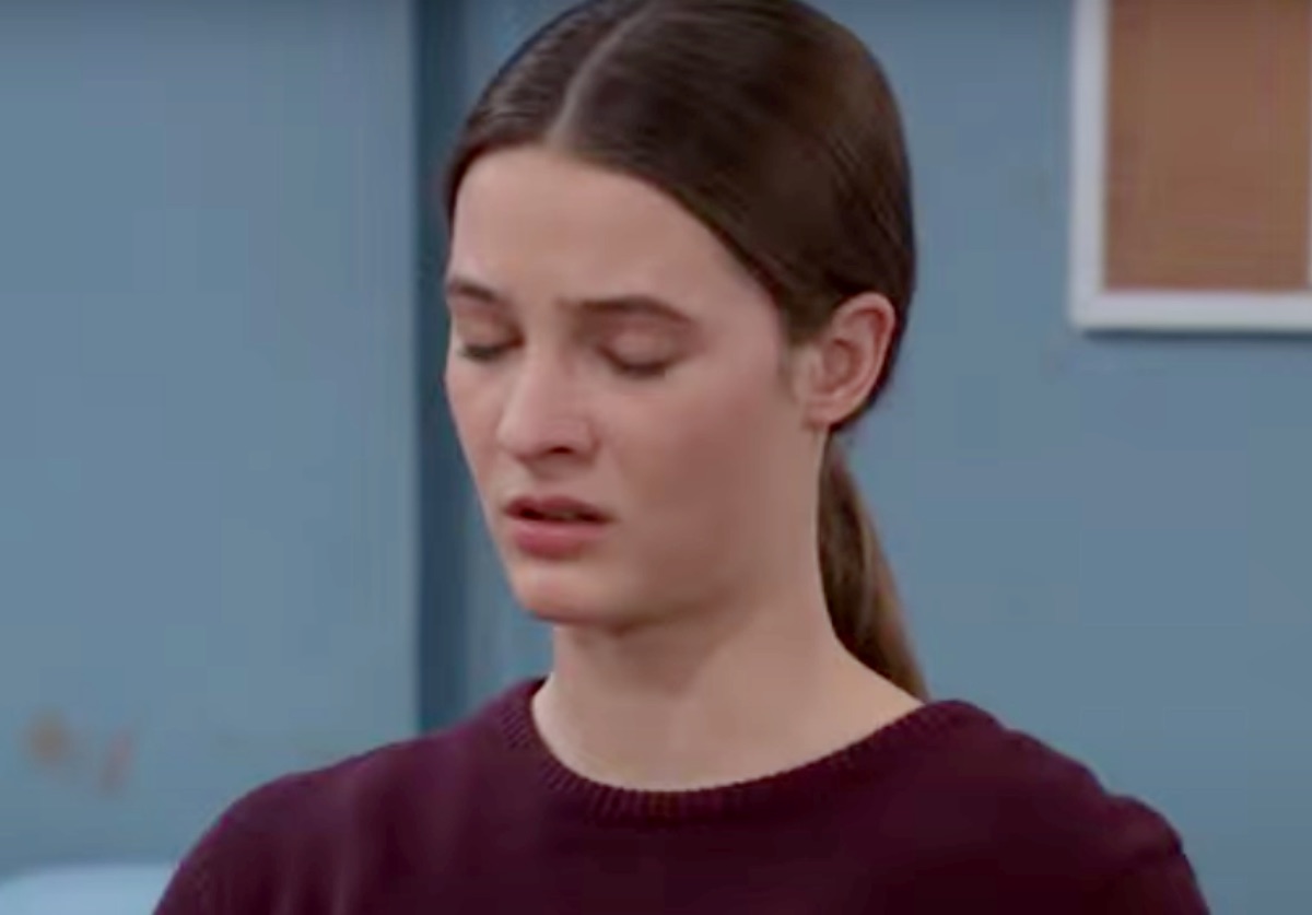 General Hospital Spoilers: Laura Rides the Fence Between Nikolas and Spencer