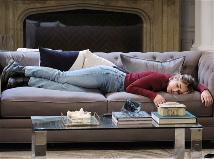 Days Of Our Lives: Holly Jonas (Ashley Puzemis)