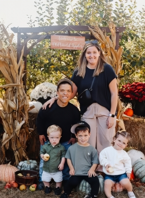 Tori Roloff, Zach Roloff and the kids visit an apple orchard - Instagram