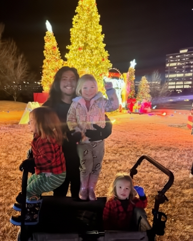Sister Wives Star Tony Padron With The Kids This Christmas - Instagram