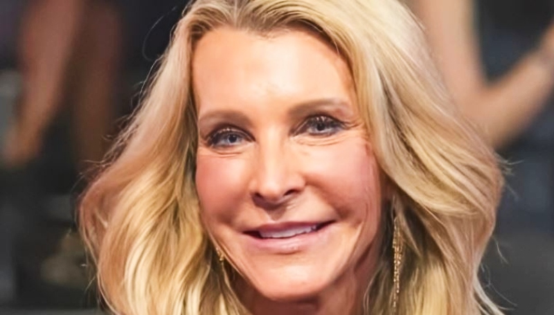 Golden Bachelorette Joan Vassos is engaged to Cock Chapple - YouTube