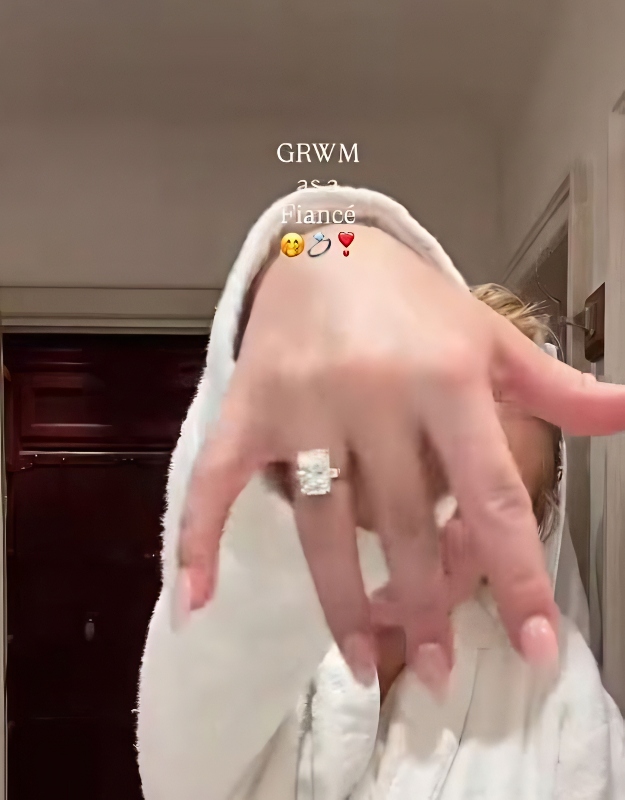 Daisy shows off her ring - Instagram