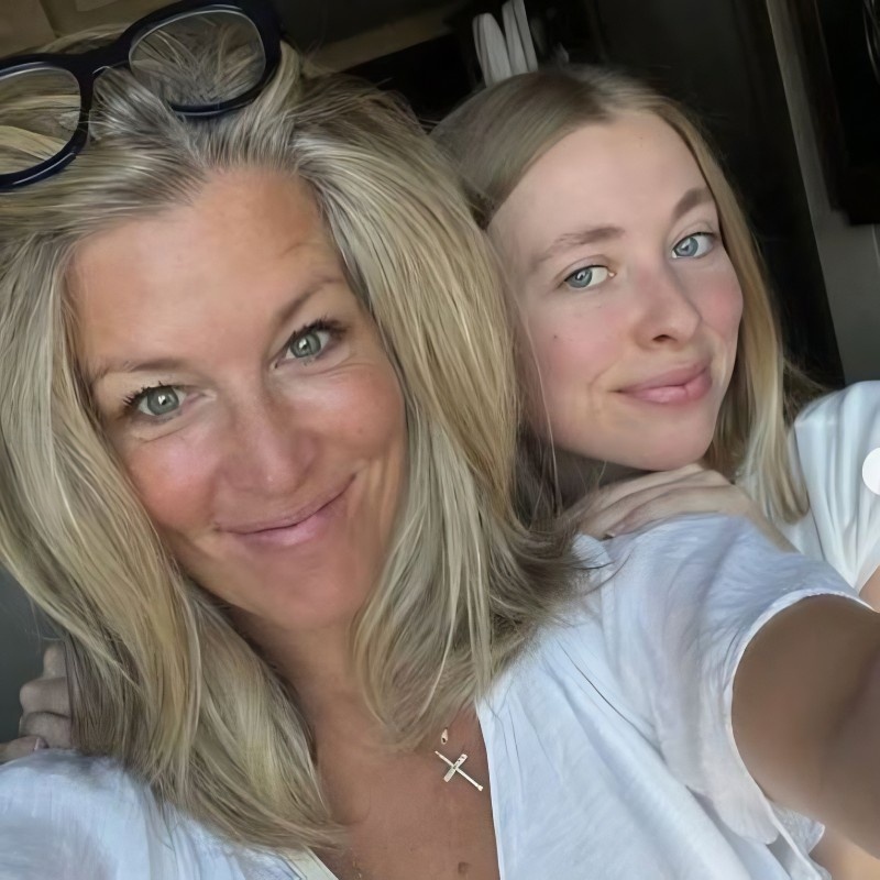 Laura and Lauren in sweet birthday tribute - @welcometolaurasworld - Instagram