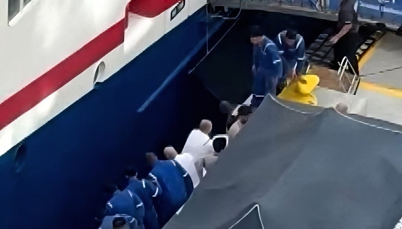 Crew and security rush to rescue mom and child - Via CBS Miami - YouTube