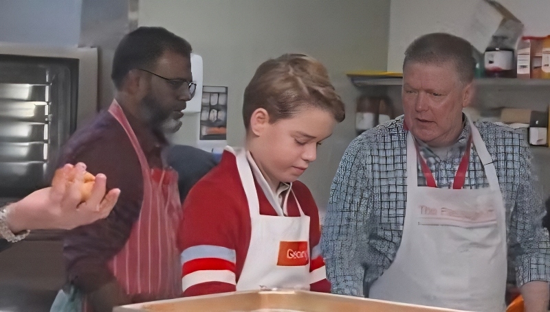George helps prepare lunch for the homeless - @ The PrinceandPrincessofWales - YouTube
