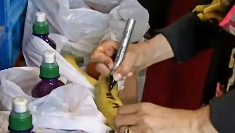 Meghan signs bananas - via AP - YouTube