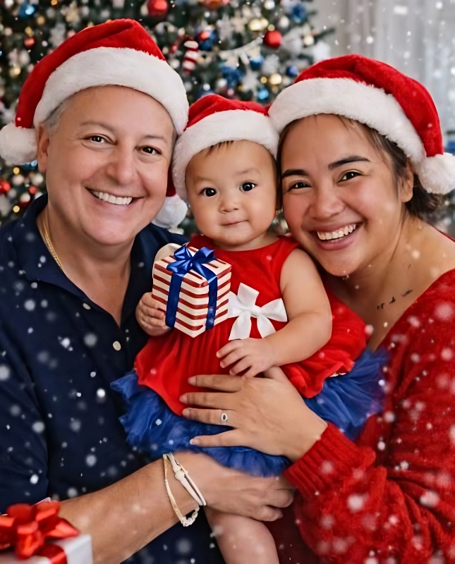 The cute Christmas Photo of Minthira shared by Annie - Instagram