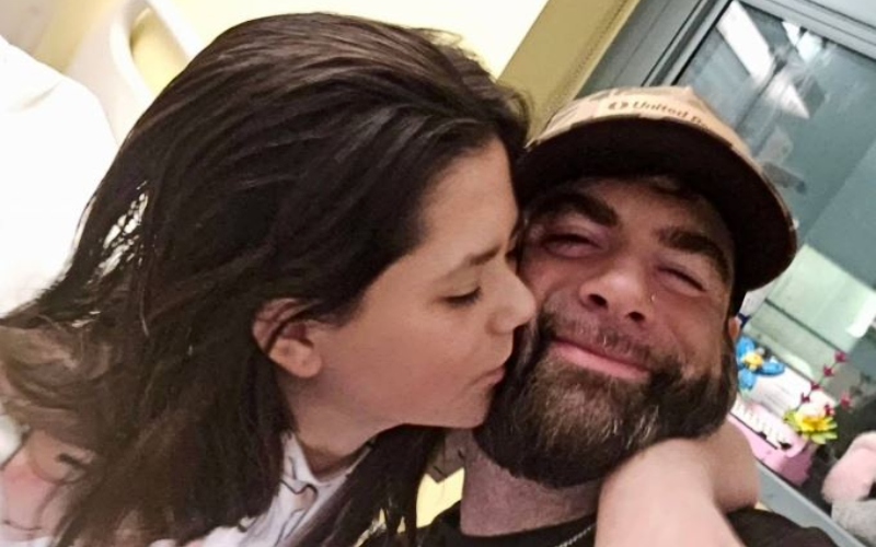 Ensely gives her dad, David a kiss in hospital - Instagram