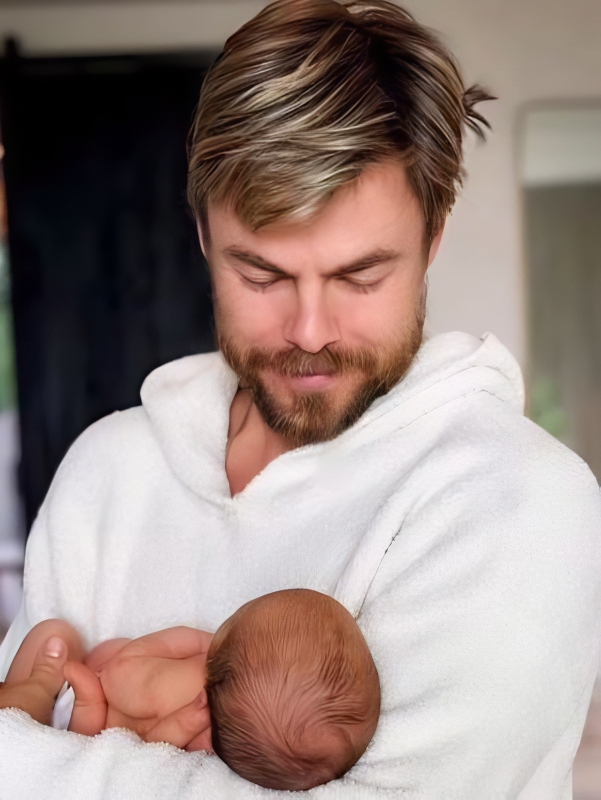 Hayley Erbert's baby with her dad - Derek Hough - Instagram