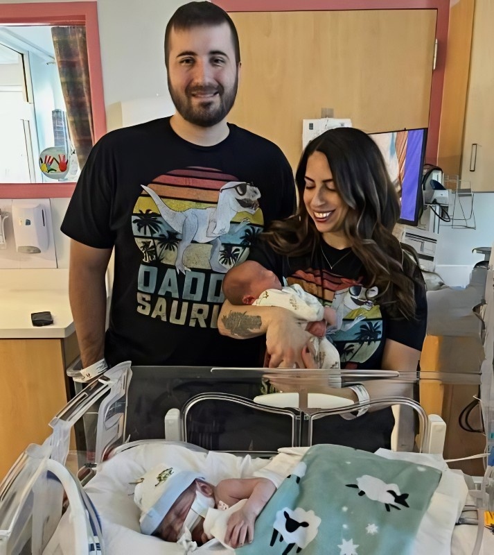 Nicole and Chris Thielk with their twins - Instagram