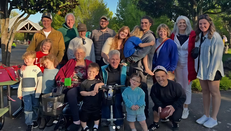 Tori and Zach with the family - @mattroloff - Instagram