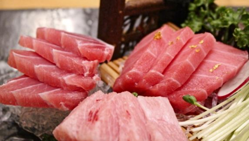 Sushi contains raw fish and sometimes live Whale Worm - Image credit bigorica - Pixabay